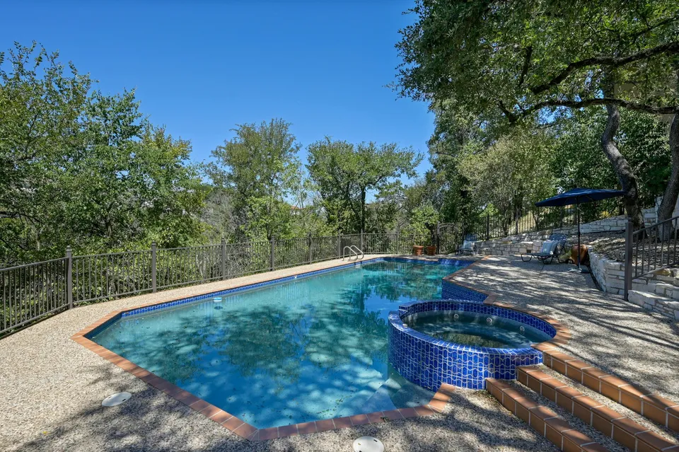 Pool with a raised spa and stone steps