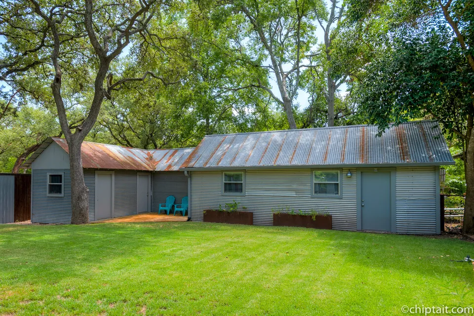 Studio and workshop building with a corrugated metal roof